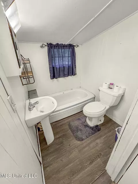 Bath - 944 Liberty Rd, Natchez, MS 39120 photo 1 of 4