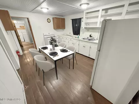 Dining - 944 Liberty Rd, Natchez, MS 39120 photo 1 of 1