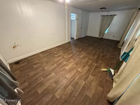 Living - 944 Liberty Rd, Natchez, MS 39120 photo 2 of 3