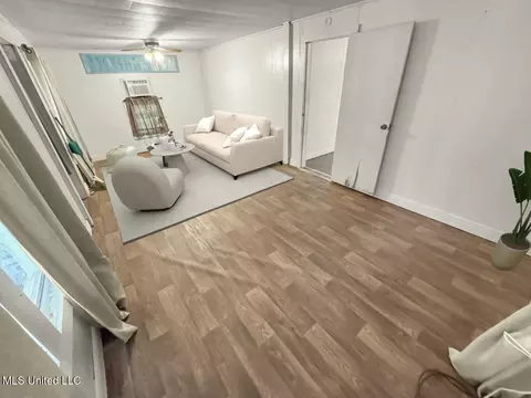Living - 944 Liberty Rd, Natchez, MS 39120 photo 1 of 3