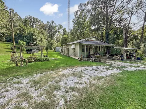 Exterior - 944 Liberty Rd, Natchez, MS 39120 photo 2 of 5