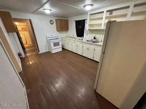 Kitchen - 944 Liberty Rd, Natchez, MS 39120 photo 1 of 2