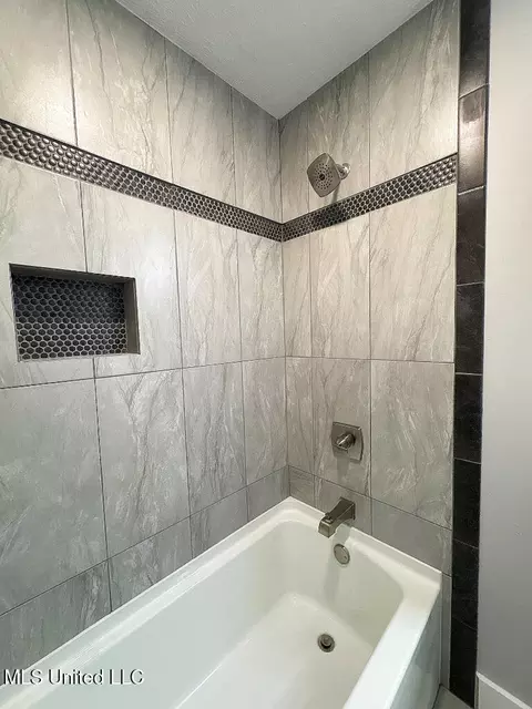 Bath - 410 Heritage Pl, Jackson, MS 39212 photo 6 of 6