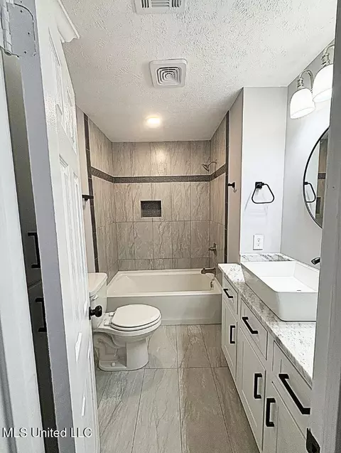Bath - 410 Heritage Pl, Jackson, MS 39212 photo 1 of 6