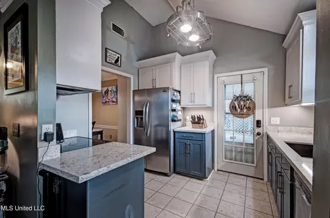 Kitchen - 103 Sweet Bay, Flowood, MS 39232 photo 3 of 4