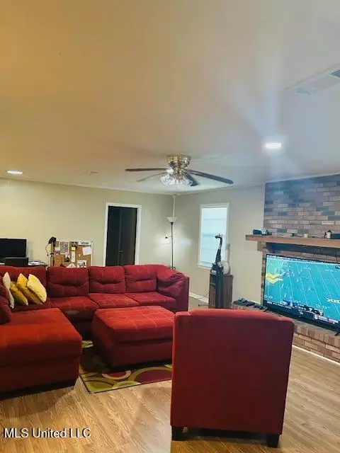 Living - 3122 Shirley Dr, Jackson, MS 39212 photo 1 of 1