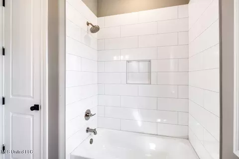 Bath - 2115 Livingston Way, Hernando, MS 38632 photo 6 of 7