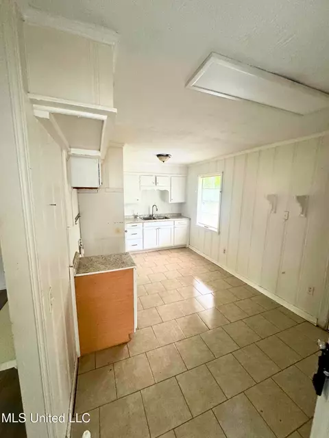 Kitchen - 2759 Brookwood Dr, Jackson, MS 39212 photo 2 of 2