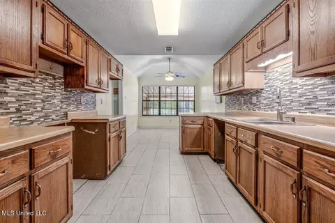 Kitchen - 8620 E Cedar Lake Dr, Walls, MS 38680 photo 1 of 2