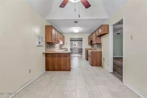 Entry Way - 8620 E Cedar Lake Dr, Walls, MS 38680 photo 2 of 2