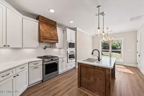 Kitchen - 14691 Hidden Loop, Byhalia, MS 38611 photo 2 of 5