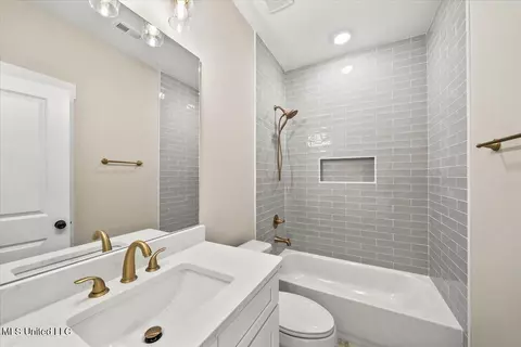 Bath - 14691 Hidden Loop, Byhalia, MS 38611 photo 2 of 7
