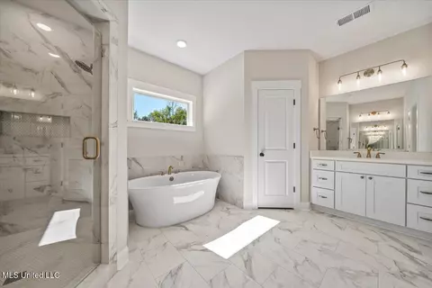 Bath - 14691 Hidden Loop, Byhalia, MS 38611 photo 6 of 7