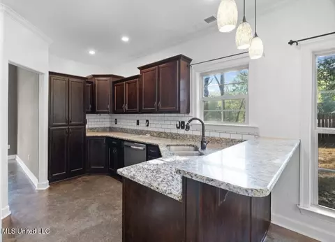 Kitchen - 9389 Thornridge Dr, Hernando, MS 38632 photo 2 of 2