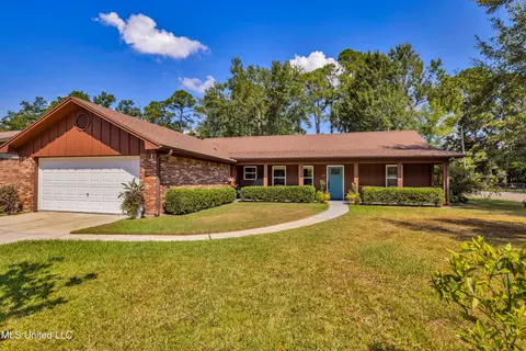 11 Royal Dr, Ocean Springs, MS 39564