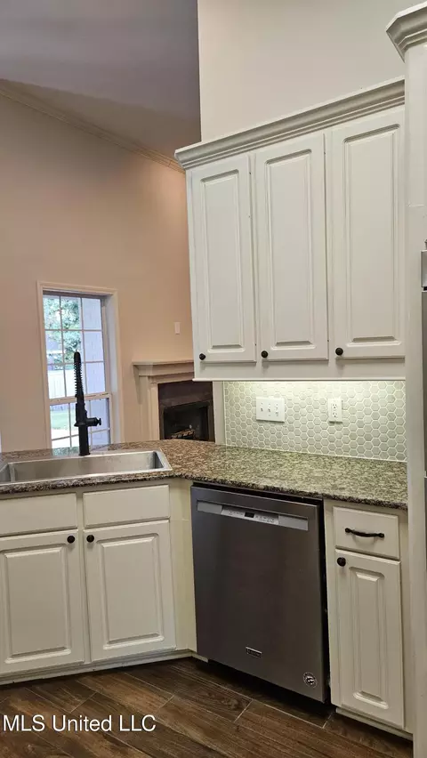 Kitchen - 126 Turtle Ridge Dr, Brandon, MS 39047 photo 6 of 9