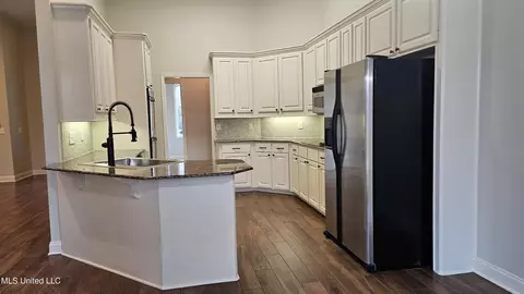Kitchen - 126 Turtle Ridge Dr, Brandon, MS 39047 photo 3 of 9
