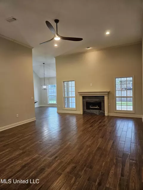 Living - 126 Turtle Ridge Dr, Brandon, MS 39047 photo 2 of 4