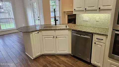 Kitchen - 126 Turtle Ridge Dr, Brandon, MS 39047 photo 5 of 9