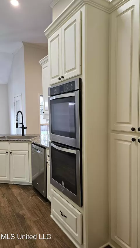 Kitchen - 126 Turtle Ridge Dr, Brandon, MS 39047 photo 8 of 9