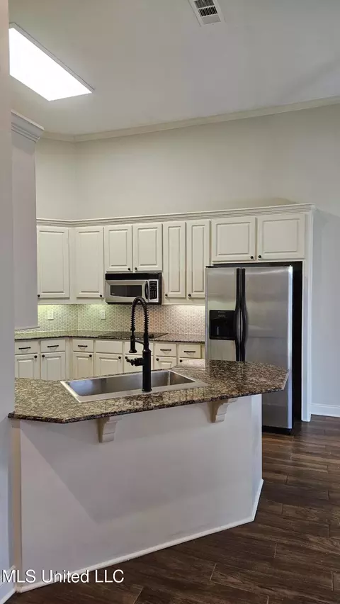 Kitchen - 126 Turtle Ridge Dr, Brandon, MS 39047 photo 2 of 9