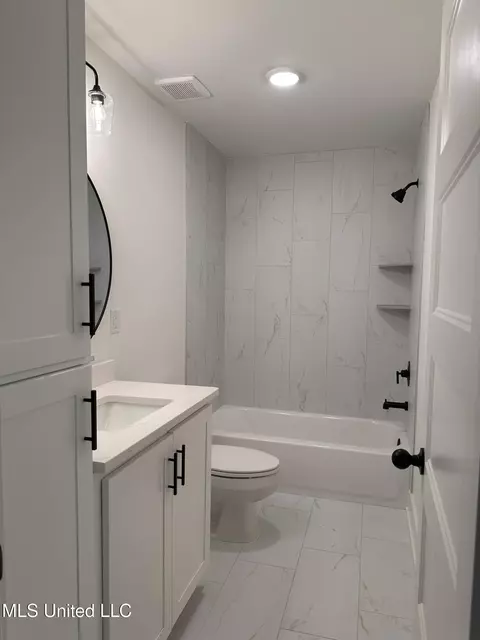 Bath - 3617 Kreunen St, Nesbit, MS 38651 photo 4 of 6