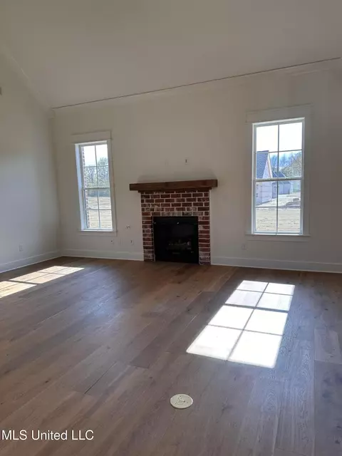 Living - 3617 Kreunen St, Nesbit, MS 38651 photo 2 of 2