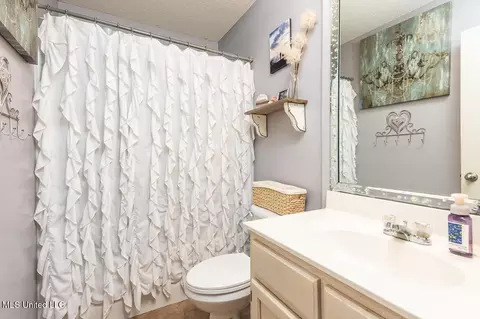 Bath - 994 Deer Creek Dr, Hernando, MS 38632 photo 3 of 4