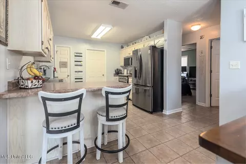 Kitchen - 994 Deer Creek Dr, Hernando, MS 38632 photo 2 of 5