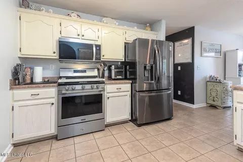 Kitchen - 994 Deer Creek Dr, Hernando, MS 38632 photo 5 of 5