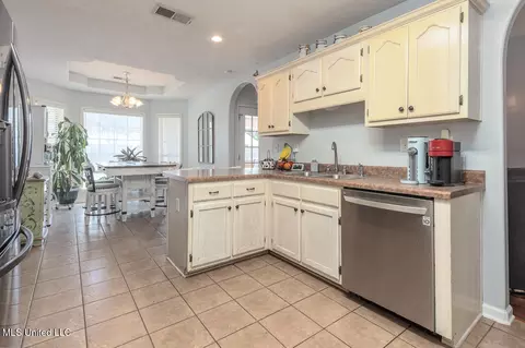 Kitchen - 994 Deer Creek Dr, Hernando, MS 38632 photo 3 of 5