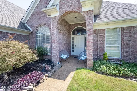 Exterior - 994 Deer Creek Dr, Hernando, MS 38632 photo 5 of 11