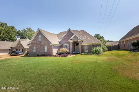 Exterior - 994 Deer Creek Dr, Hernando, MS 38632 photo 2 of 11