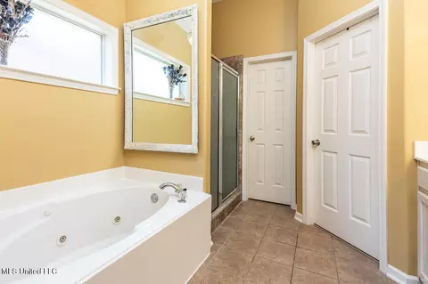 Bath - 994 Deer Creek Dr, Hernando, MS 38632 photo 2 of 4