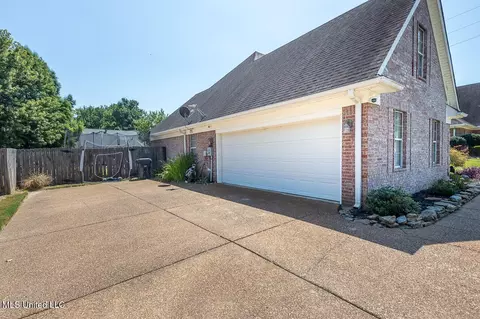 Exterior - 994 Deer Creek Dr, Hernando, MS 38632 photo 4 of 11