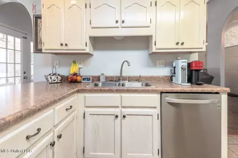 Kitchen - 994 Deer Creek Dr, Hernando, MS 38632 photo 4 of 5