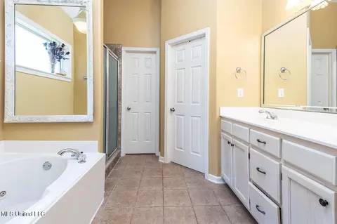 Bath - 994 Deer Creek Dr, Hernando, MS 38632 photo 1 of 4