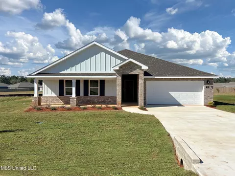 121 Dewberry Dr, Lucedale, MS 39452