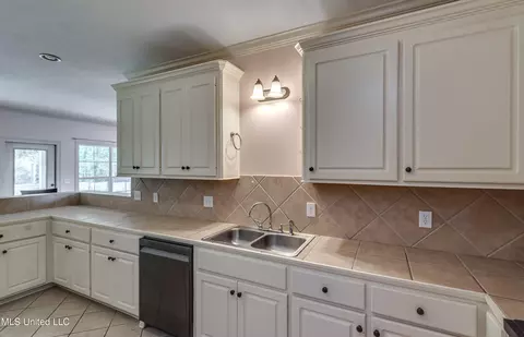 Kitchen - 122 Devlin Dr, Madison, MS 39110 photo 4 of 4