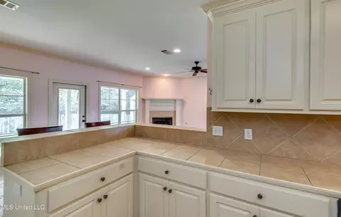 Kitchen - 122 Devlin Dr, Madison, MS 39110 photo 3 of 4