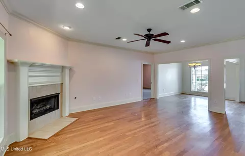 Living - 122 Devlin Dr, Madison, MS 39110 photo 3 of 4