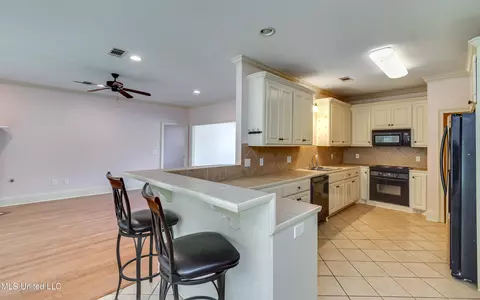 Kitchen - 122 Devlin Dr, Madison, MS 39110 photo 2 of 4