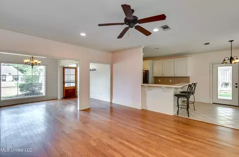Living - 122 Devlin Dr, Madison, MS 39110 photo 4 of 4