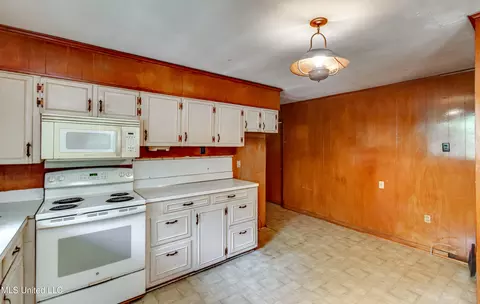 Kitchen - 415 Sylvan Trl, Jackson, MS 39209 photo 5 of 6