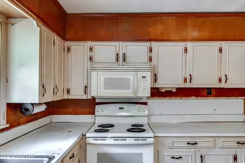 Kitchen - 415 Sylvan Trl, Jackson, MS 39209 photo 4 of 6