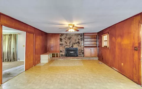 Living - 415 Sylvan Trl, Jackson, MS 39209 photo 3 of 9