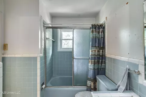 Bath - 415 Sylvan Trl, Jackson, MS 39209 photo 4 of 6