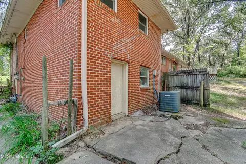 Exterior - 415 Sylvan Trl, Jackson, MS 39209 photo 13 of 20