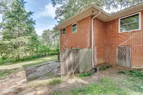 Exterior - 415 Sylvan Trl, Jackson, MS 39209 photo 11 of 20