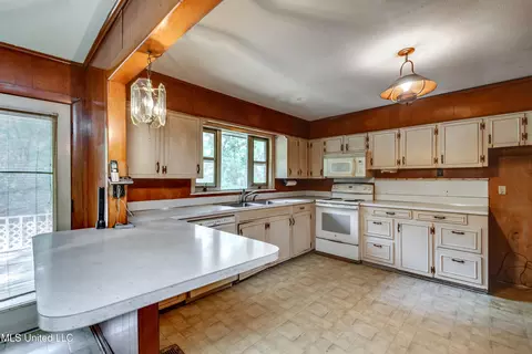Kitchen - 415 Sylvan Trl, Jackson, MS 39209 photo 2 of 6